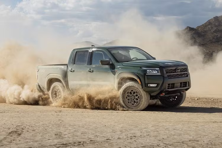 Frontier PRO-4X R 2026 có giá bán từ 47.960 USD (1,3 tỷ đồng), đắt hơn 6.090 USD (160,22 triệu đồng) so với bản PRO-4X tiêu chuẩn nhưng lại rẻ hơn 8.110 USD (213,36 triệu đồng) so với Ranger Raptor.