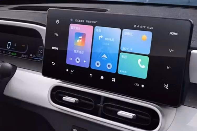 Cung cấp sức mạnh cho xe mini điện Livan Smurf là động cơ điện cho công suất chỉ 40 mã lực, cho tốc độ tối đa 100 km/h.