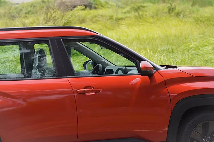 Xe sở hữu lưới tản nhiệt tổ ong kết hợp các nan nằm dọc, đèn pha xếp tầng, dải đèn LED định vị ban ngày hình gậy khúc côn cầu và cản trước đi kèm hốc hút gió với khung viền hình lục giác, tích hợp đèn sương mù. Chưa hết, xe còn được trang bị các đường gân dập nổi bên sườn, ốp nhựa đen ở hốc bánh, cột C trang trí dạng rãnh, mâm 18 inch và đèn hậu hình chữ "T".