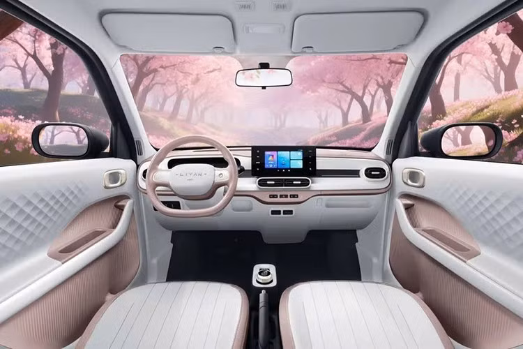 Bên trong khoang lái của xe được thiết kế tối giản nhưng vẫn hiện đại, với ba tùy chọn màu nội thất: hồng Sakura, xám Castle và xanh Forest.