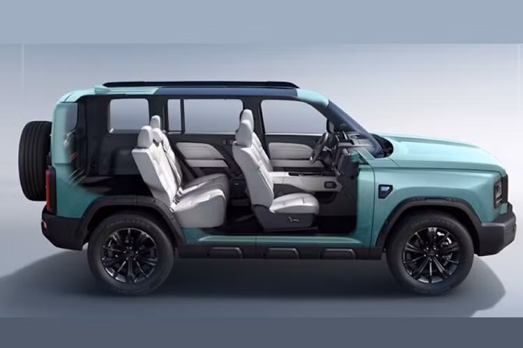 Ultra Navigator bao gồm nhiều camera trước, sau và mắt cá, radar trước, radar góc sau, 12 cảm biến siêu âm và chip 32TOPS TDA4VH, cho phép kiểm soát tốc độ (NOA) trên đường cao tốc (0–150km/h), hệ thống kiểm soát hành trình thích ứng và hỗ trợ đỗ xe nhớ toàn bộ tình huống. Phải chọn lốp dự phòng mới có thể đặt cấu hình này.