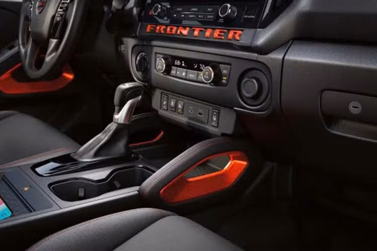 Nissan Frontier 2026 còn được bổ sung phiên bản PRO-4X R hoàn toàn mới. Đây là sản phẩm hợp tác giữa Nissan và Roush Performance. Mẫu xe được định vị như đối thủ trực diện của Ford Ranger Raptor trong phân khúc bán tải hiệu năng cao.