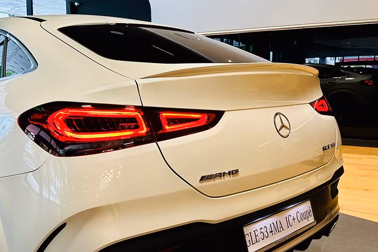 Khi ra mắt, Mercedes-AMG GLE 53 từng có giá niêm yết 5,349 tỷ đồng. Sau khuyến mãi chính hãng, giá giảm còn 4,699 tỷ đồng. Tuy nhiên, tại nhiều đại lý, mẫu xe này tiếp tục được ưu đãi sâu, chỉ còn từ 3,6 đến hơn 3,8 tỷ đồng, tùy nơi bán. Điểm hạn chế là phần lớn xe có năm sản xuất 2022, nên người mua cần cân nhắc.