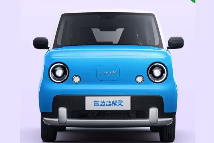 Về thiết kế, Livan Smurf mang kiểu dáng vuông vức, nhỏ gọn, phù hợp di chuyển trong đô thị đông đúc. Phần đầu xe nổi bật với cụm đèn pha “Forest Spirit Eye” tạo hiệu ứng đôi mắt, kết hợp cùng cản trước màu bạc khiến xe trông như đang mỉm cười.