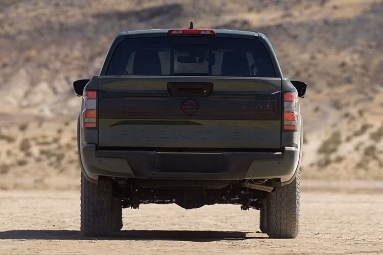 Phiên bản Nissan Frontier PRO-4X R vẫn được trang bị động cơ V6 3.8L, không mạnh bằng EcoBoost V6 3.0L tăng áp kép của Ranger Raptor (405 mã lực, 582 Nm).