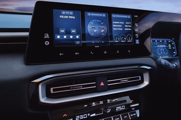 Tại đây, xe được trang bị bảng đồng hồ kỹ thuật số 8 inch và màn hình cảm ứng trung tâm 12,3 inch ở bản cao cấp. Thêm vào đó là cửa gió điều hòa , màn hình chỉnh điều hòa và cụm nút bấm được bê nguyên từ Mitsubishi Xforce sang. Trong khi đó, khu vực cụm điều khiển trung tâm có phần bóng bẩy hơn Xforce với cần số đặt cao hơn.