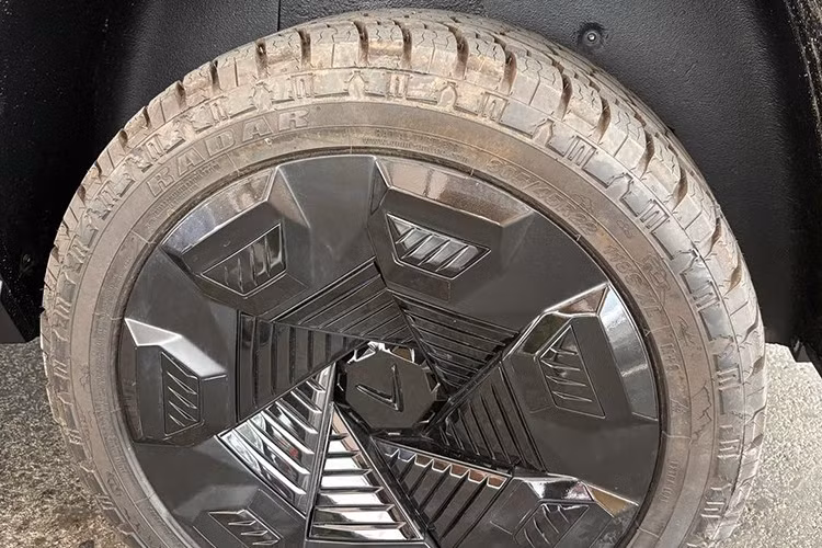 Được biết, ngoại hình của xe được lấy cảm hứng từ hình ảnh chiếc áo choàng của siêu anh hùng bay trong gió, các kỹ sư của VinFast và Gomotiv đã sáng tạo nên ngôn ngữ thiết kế “Sức mạnh của Dòng chảy” đặc biệt dành riêng cho VF Wild.