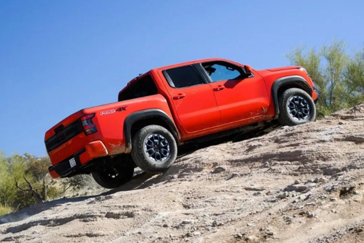 Riêng bản Nissan Frontier SV 2025 còn được bổ sung ghế lái chỉnh điện 8 hướng và tùy chọn gói All-Weather gồm vô-lăng sưởi, ghế trước sưởi, điều hòa hai vùng và khởi động từ xa.