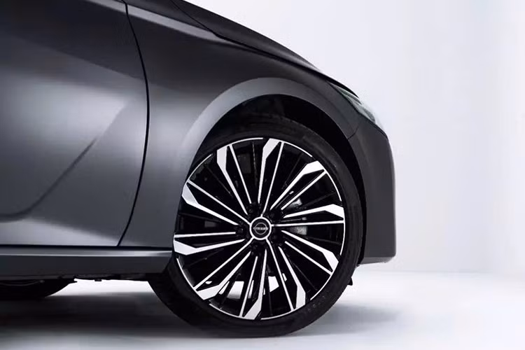 Vòng sang bên sườn, chúng ta sẽ bắt gặp thay đổi duy nhất là vành la-zăng. Tùy theo phiên bản, xe sẽ dùng mâm 17 inch hoặc 19 inch với thiết kế đa chấu và phay xước 2 màu.