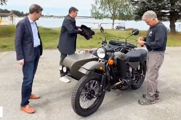 Tổng thống Nga Vladimir Putin đã tặng một chiếc xe môtô 3 bánh Ural mới kèm theo thùng xe cho ông Mark Warren, một người dân sống tại Anchorage, Alaska. Món quà này được trao trong chuyến thăm của Putin đến Alaska.