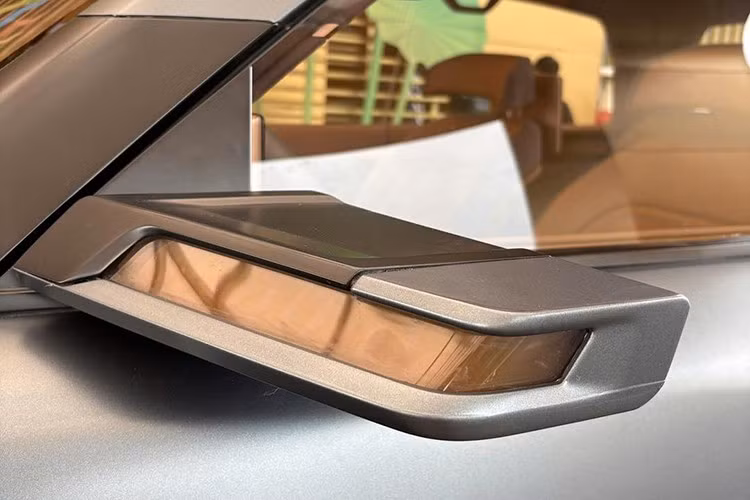 Mẫu xe ý tưởng mới của VinFast cũng ghi dấu ấn với quy ước đặt tên mới mẻ. “Wild” đại diện cho sức mạnh thiên nhiên và tinh thần sẵn sàng thách thức mọi giới hạn để đột phá vươn xa, hướng tới một tương lai xanh cho tất cả mọi người - sứ mệnh mà hãng xe Việt Nam luôn theo đuổi.