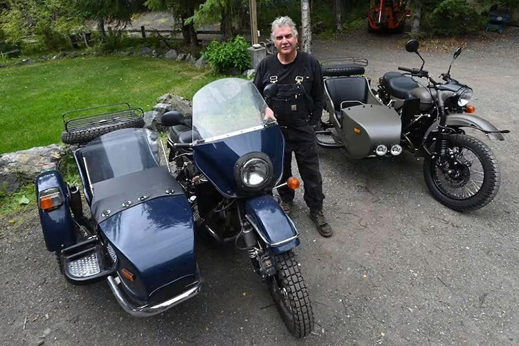 Mark Warren hồ hởi khi nhận món quà từ tổng thống Nga Putin: “Tôi không nói nên lời, thật tuyệt vời. Cảm ơn rất nhiều,” ông nói với truyền thông Nga. Ông cũng thừa nhận rằng chiếc xe mới tốt hơn hẳn chiếc cũ.