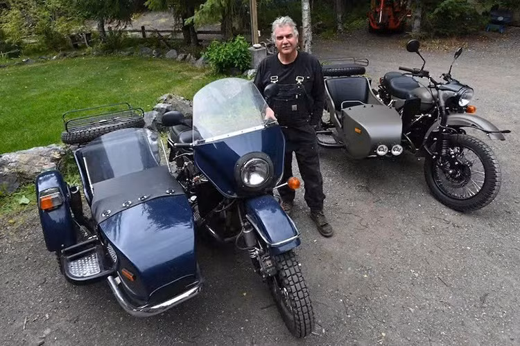 Mark Warren hồ hởi khi nhận món quà từ tổng thống Nga Putin: “Tôi không nói nên lời, thật tuyệt vời. Cảm ơn rất nhiều,” ông nói với truyền thông Nga. Ông cũng thừa nhận rằng chiếc xe mới tốt hơn hẳn chiếc cũ.