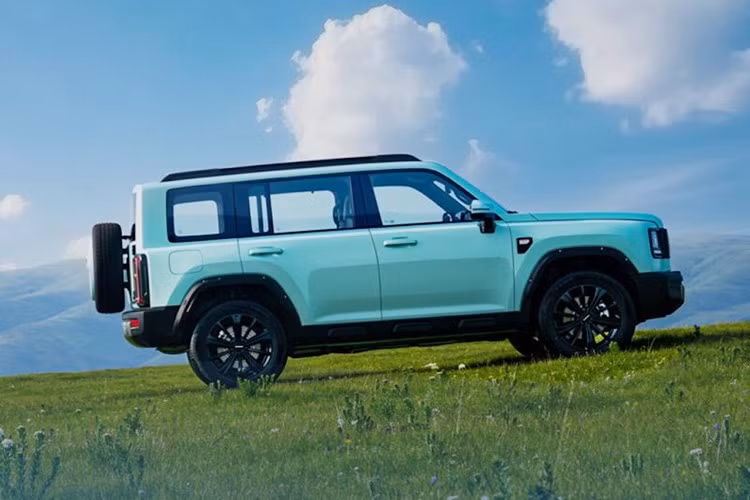 Haval Raptor PHEV mới ra mắt với những nâng cấp thiết kế và công nghệ, cùng hệ động lực hybrid cắm sạc (PHEV) có một số thay đổi. Về ngoại hình, xe sở hữu sở hữu đèn pha hình vuông với lưới tản nhiệt nhỏ hơn một chút, mặt lưới màu đen hình chữ nhật.