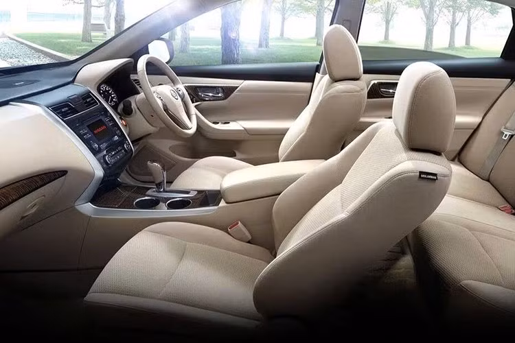 Cửa cốp không đi kèm logo của hãng mà tích hợp dòng chữ "Nissan" phát sáng. Nắp cốp và cản sau được tinh giản thiết kế trong khi ống xả đã bị ẩn đi, mang đến vẻ gọn gàng khi nhìn từ phía sau. Nhờ các chi tiết thiết kế mới, chiều dài tổng thể của Nissan Teana Plus đã tăng thêm 14 mm, đạt 4.920 mm.