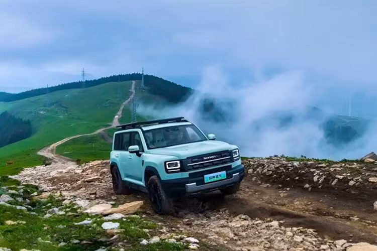 Dải đèn toàn chiều rộng 1.088mm chạy dọc bên dưới logo "HAVAL", đã được thay thế ở phía sau bằng huy hiệu "GWM". Đèn hậu đã được chuyển từ hai cụm đèn vuông riêng biệt sang một cụm đèn LED đơn với 300 hạt LED màu đỏ.