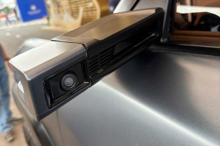 Mẫu xe ý tưởng Vinfast VF Wild điện hoàn toàn mới này cũng được tích hợp cửa sổ trời toàn cảnh và gương chiếu hậu điện tử, điều này giúp cải thiện tính khí động học của xe. Thiết kế này là sản phẩm của sự hợp tác giữa VinFast và Công ty thiết kế Gomitiv (Úc), thành quả của hơn 8.000 giờ nghiên cứu và phát triển