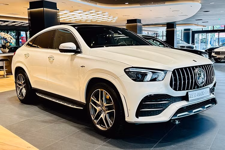 Một số đại lý chính hãng tại việt Nam đang chào bán mẫu xe thể thao hạng sang Mercedes-AMG GLE 53 với mức giá dao động từ 3,6 - 3,8 tỷ đồng, tuy nhiên đây là mẫu xe tồn kho từ 2022.