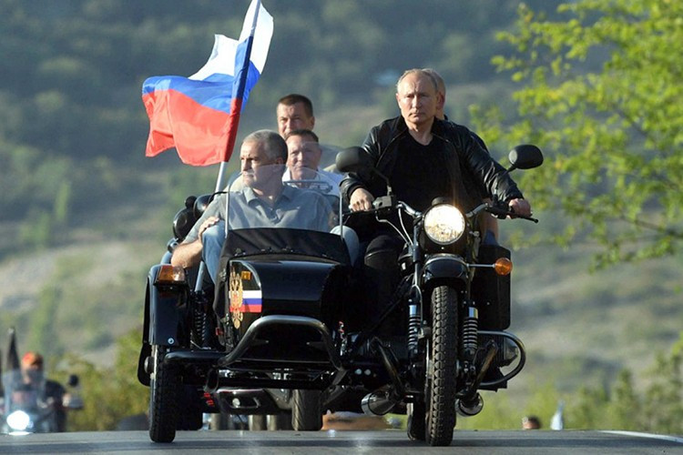 Trong chuyến thăm Alaska hôm thứ Sáu, Tổng thống Nga Vladimir Putin cũng đã tặng hai biểu tượng Chính thống giáo Nga cho Tổng Giám mục Alexy của Sitka và Alaska, và đổi lại, Tổng Giám mục đã tặng nhà lãnh đạo Điện Kremlin một biểu tượng Thánh Herman của Alaska.