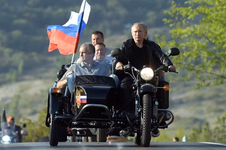 Trong chuyến thăm Alaska hôm thứ Sáu, Tổng thống Nga Vladimir Putin cũng đã tặng hai biểu tượng Chính thống giáo Nga cho Tổng Giám mục Alexy của Sitka và Alaska, và đổi lại, Tổng Giám mục đã tặng nhà lãnh đạo Điện Kremlin một biểu tượng Thánh Herman của Alaska.