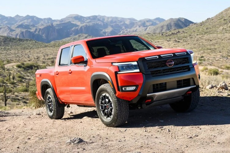 Mẫu xe bán tải Nissan Frontier 2026 mới (hay còn được xem là Nissan Navara của thị trường Mỹ), vừa chính thức ra mắt. Ở bản tiêu chuẩn S và SV, Frontier 2026 nay đã được trang bị đèn pha LED thay cho bóng halogen.