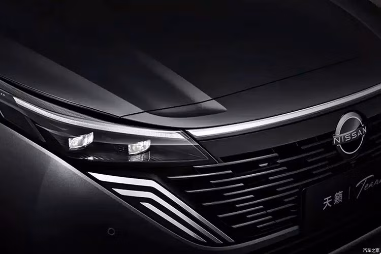 Đằng sau mẫu xe sedan Nissan Teana Plus thế hệ mới dành cho thị trường Trung Quốc xuất hiện cụm đèn hậu LED mới ăn sâu vào bên trong cửa cốp khiến người ta nhớ tới xe sang Nissan. Ngoại thất xe có thêm tùy chọn màu sắc phối 2 tông màu theo phong cách của những chiếc xe sang Rolls-Royce, Bentley hoặc Maybach.