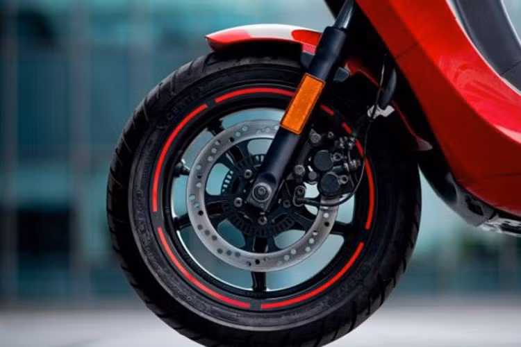 Xe máy điện Ola S1 Pro Sport được trang bị bộ mâm hợp kim 14 inch đi kèm lốp bản rộng giúp tăng độ bám, đồng thời nâng cao sự ổn định khi chạy tốc độ cao.