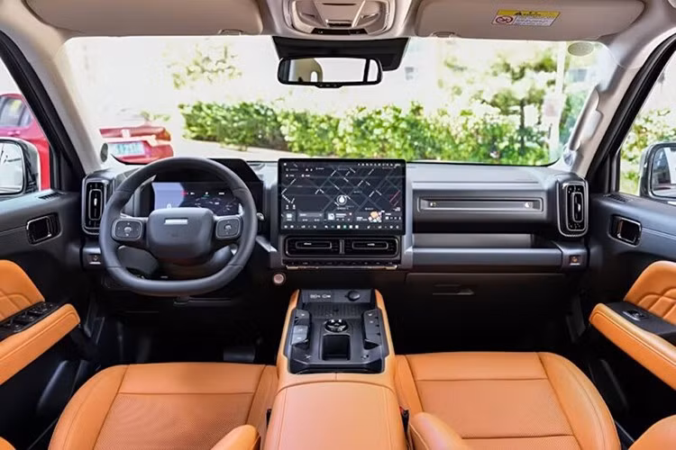 Nội thất được nâng cấp bao gồm vô lăng hai chấu mới, cần số tích hợp trên cột lái, cụm đồng hồ kỹ thuật số 12,3 inch và màn hình cảm ứng trung tâm 14,6 inch chạy hệ điều hành Coffee OS 3. Hệ thống thông tin giải trí hỗ trợ Huawei HiCar, ICCOA Carlink và Honor CarLink.