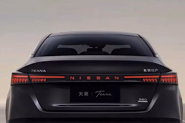 Thứ hai là động cơ xăng 4 xi-lanh, tăng áp, dung tích 2.0L, cho công suất tối đa 240 mã lực. Sức mạnh được truyền tới cầu trước qua hộp số tự động Xtronic CVT với 8 cấp giả lập.