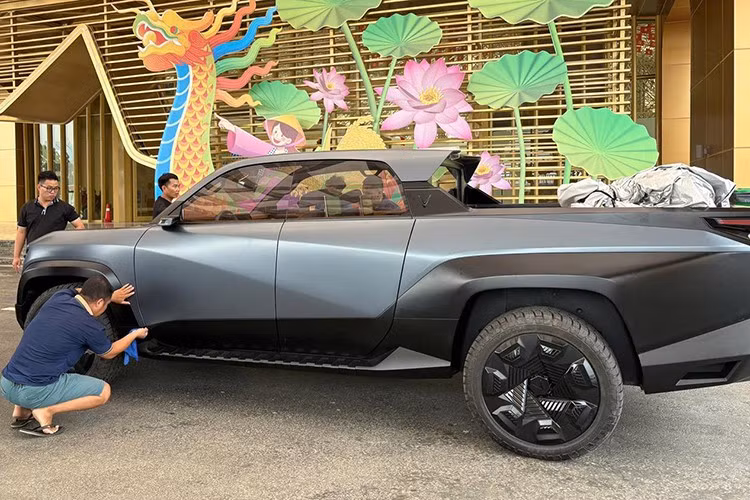 Mẫu xe bán tải điện Vinfast VF Wild thuộc phân khúc xe bán tải cỡ trung của thương hiệu Việt sản xuất sở hữu chiều dài tổng thể 209 inch (5.324mm) và chiều rộng 79 inch (1.997mm).