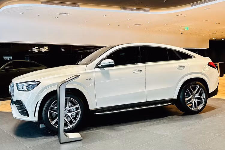 Mercedes-AMG GLE 53 4Matic+ Coupe tại Việt Nam hiện đang được một số đại lý chào bán với mức giá thực tế chỉ từ 3,6 đến 3,8 tỷ đồng, thấp hơn đáng kể so với giá niêm yết và thậm chí còn rẻ hơn một số đối thủ cùng phân khúc.