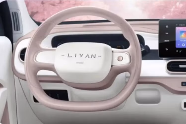 Xe được trang bị vô lăng 2 chấu, cần số xoay điện tử, màn hình trung tâm đặt nổi cùng nhiều tiện ích nhỏ gọn như móc treo đồ.