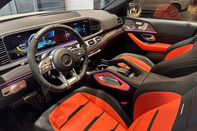 Khoang cabin của GLE 53 trang bị cụm màn hình đôi 12,3 inch, hỗ trợ Apple CarPlay/Android Auto, hệ thống âm thanh Burmester 13 loa, cửa sổ trời toàn cảnh và ghế bọc da Nappa hai tông màu.