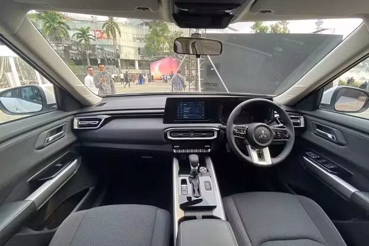 Trang bị an toàn của xe khá đầy đủ ở bản cao cấp với 6 túi khí, camera 360 độ toàn cảnh, phanh khẩn cấp tự động (AEB), kiểm soát hành trình thích ứng, cảnh báo điểm mù, hỗ trợ chuyển làn, đèn pha tự động và cảnh báo phương tiện cắt ngang phía sau.