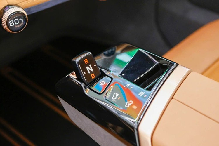 Cần số thiết kế nhỏ gọn ở bảng điều khiển trung tâm, bên cạnh là nhiều nút bấm sạng cảm ứng. Kiểu cần số ngắn, mỏng này xuất hiện đầu tiên trên những chiếc Porsche. ở hàng ghế sau của xe có hai màn hình giải trí kích thước lớn tích hợp trên vai ghế trước.