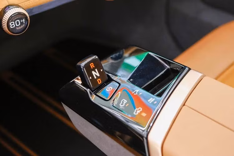 Cần số thiết kế nhỏ gọn ở bảng điều khiển trung tâm, bên cạnh là nhiều nút bấm sạng cảm ứng. Kiểu cần số ngắn, mỏng này xuất hiện đầu tiên trên những chiếc Porsche. ở hàng ghế sau của xe có hai màn hình giải trí kích thước lớn tích hợp trên vai ghế trước.