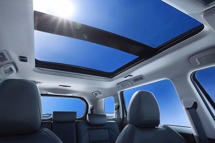 Xe có những trang bị tiện nghi như ghế bọc giả da, ghế lái chỉnh điện, cốp điện rảnh tay, hỗ trợ kết nối Android Auto/Apple CarPlay, hệ thống âm thanh Yamaha 8 loa, cửa sổ trời toàn cảnh, đèn viền nội thất 64 màu, hệ thống âm thanh 4 loa hoặc 6 loa và kết nối thông minh Mitsubishi Connect.