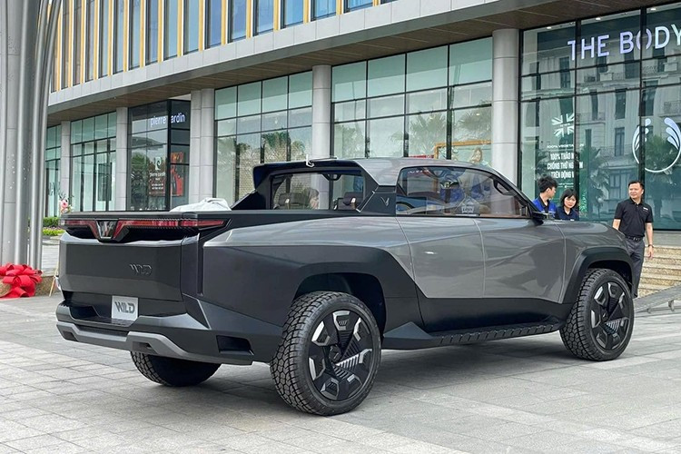 Các thông số hệ truyền động, công nghệ an toàn trên xe bán tải điện Vinfast VF Wild hiện vẫn chưa được tiết lộ. Hãng xe Vinfast cũng chưa đưa ra bất kỳ thông tin nào về việc thương mại hoá chiếc bán tải đặc biệt này.