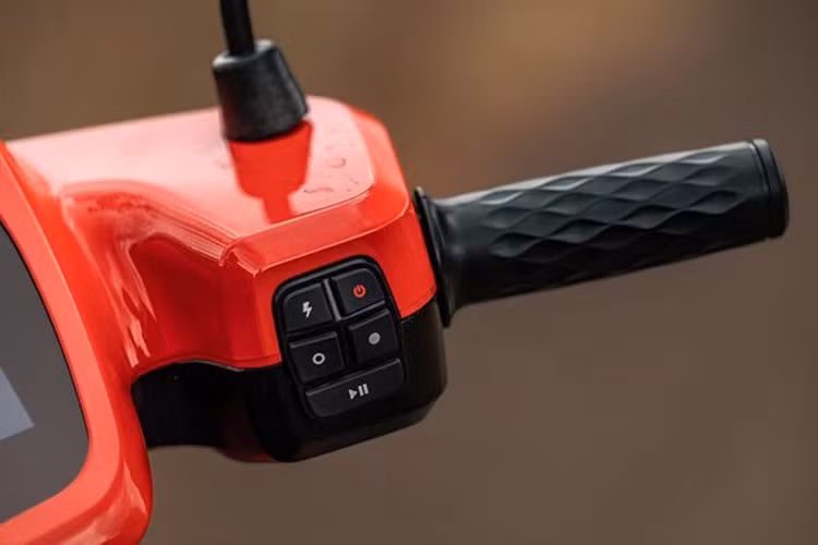 Hệ thống treo S1 Pro Sport bao gồm phuộc ống lồng phía trước và giảm xóc đơn phía sau có thể điều chỉnh tải trước. Xe sử dụng mâm hợp kim 14 inch, đi kèm lốp bản rộng giúp tăng độ bám và tạo vẻ ngoài mạnh mẽ. Chiều cao yên xe là 791mm và cốp dưới yên có dung tích 34 lít.