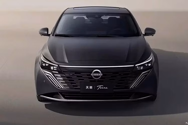 Tiếp theo đó là cản trước cải tiến với khe hút gió lớn hơn, gợi liên tưởng đến các mẫu xe Nissan mới như N6 và N7. Những thay đổi này giúp tạo ra sự đồng nhất về hình ảnh cho các dòng xe Nissan.