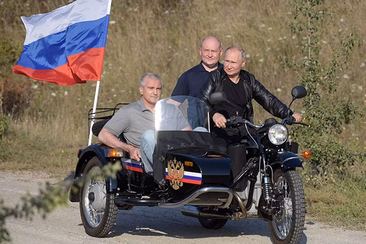 Công ty Môtô Ural được thành lập năm 1941 ở miền tây Siberia, hiện lắp ráp xe tại Petropavlovsk, Kazakhstan và phân phối tại Mỹ thông qua một nhóm có trụ sở tại Woodinville, Washington.