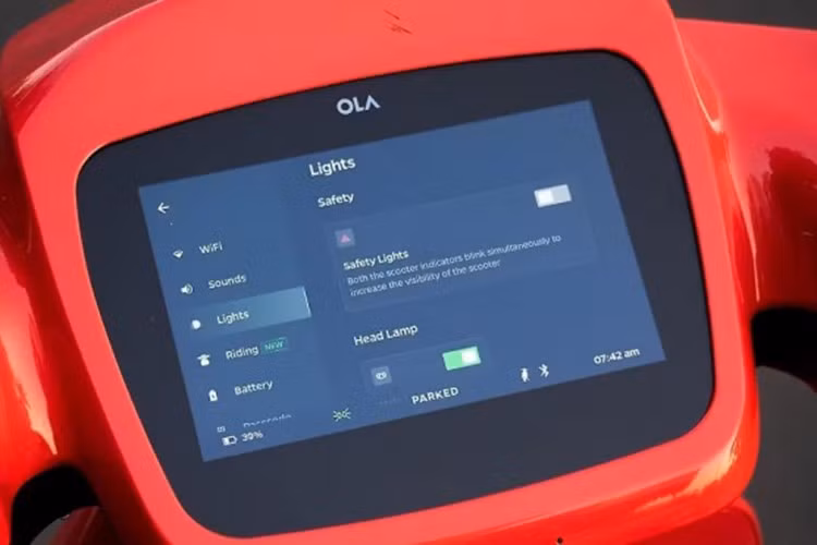 S1 Pro Sport sở hữu ngoại hình thể thao với kính chắn gió lớn, ốp sợi carbon, cánh gió và cụm cảm biến, camera trước vừa phục vụ ADAS, vừa có khả năng ghi hình hoặc phát trực tiếp hành trình.