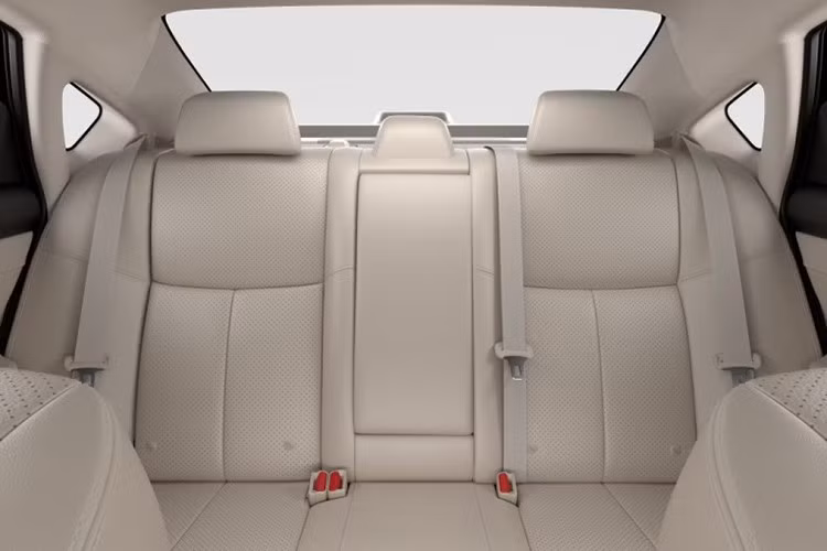 Trong khi đó, chiều dài cơ sở vẫn giữ nguyên ở mức 2.825 mm. Hiện hình ảnh nội thất của mẫu xe này vẫn chưa được công bố. Dự kiến, xe sẽ được làm mới ở mặt táp-lô với bảng đồng hồ kỹ thuật số và màn hình cảm ứng trung tâm lớn hơn.