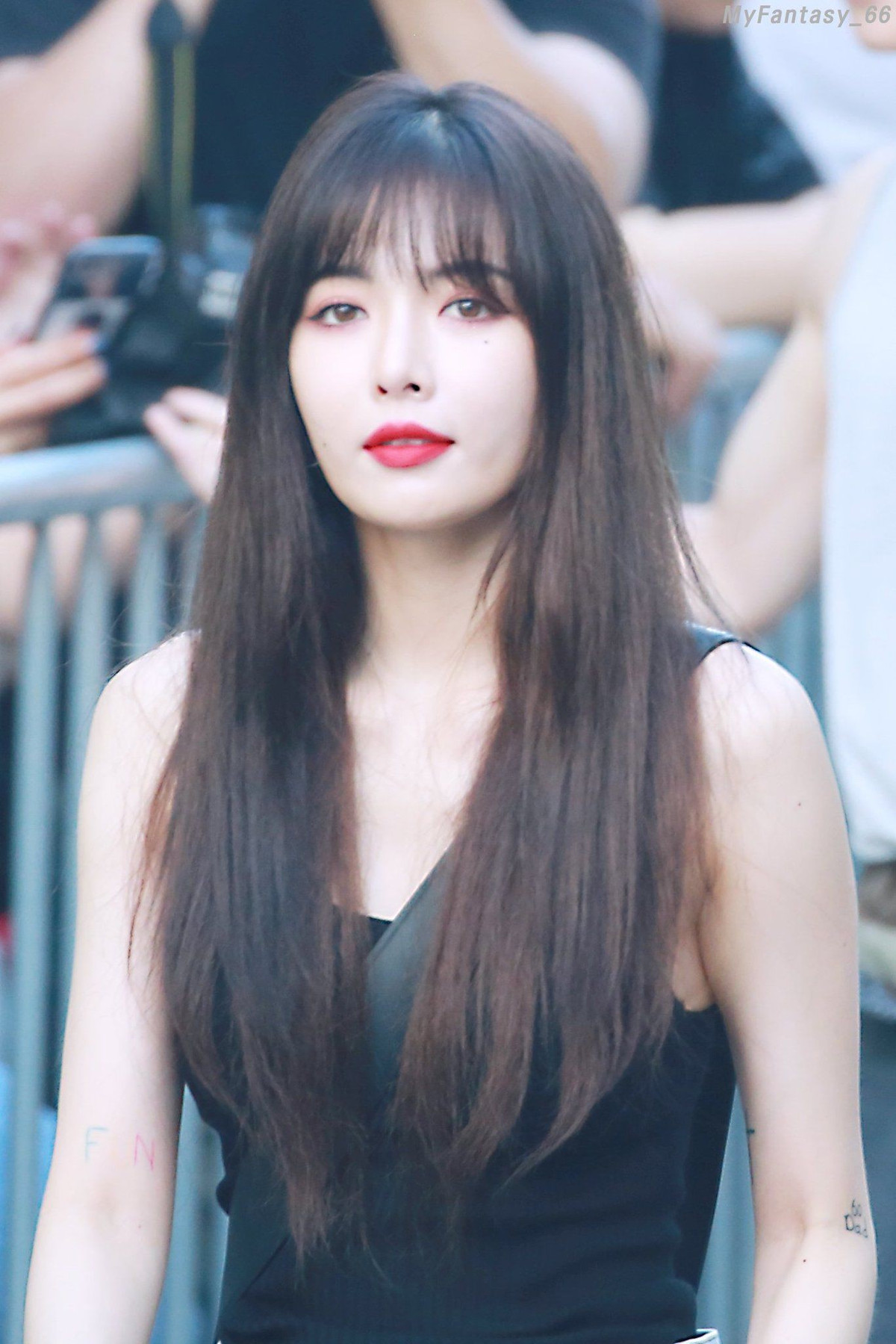 Bộ ảnh mới này của HyunA không chỉ đơn thuần là những khoảnh khắc khoe hình thể, mà còn là lời tuyên ngôn mạnh mẽ về sự tự tin và quyền được thể hiện cá tính của một người phụ nữ.