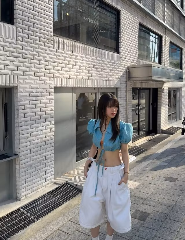 Bên cạnh những trang phục an toàn, nhẹ nhàng với phong cách "kẹo ngọt", dễ thương, Linh Ka gần đây thử sức với những item phá cách, cá tính hơn.