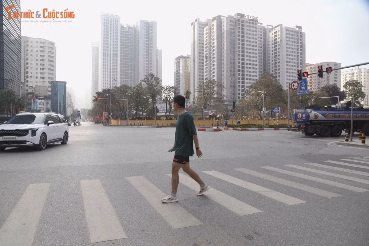 Người dân tranh thủ đi tập thể dục sáng ngày đầu năm mới tại công viên Thanh Xuân.