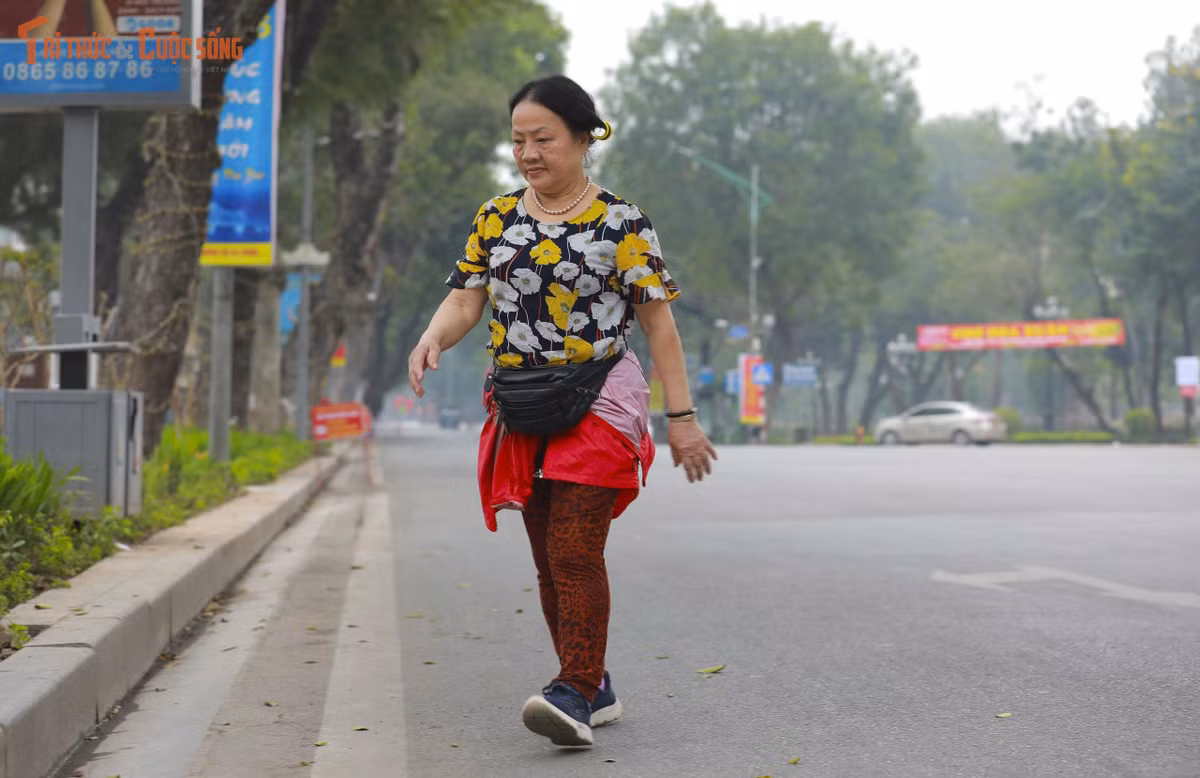 Nhiều người Hà Nội vẫn giữ thói quen vận động mỗi buổi sáng.