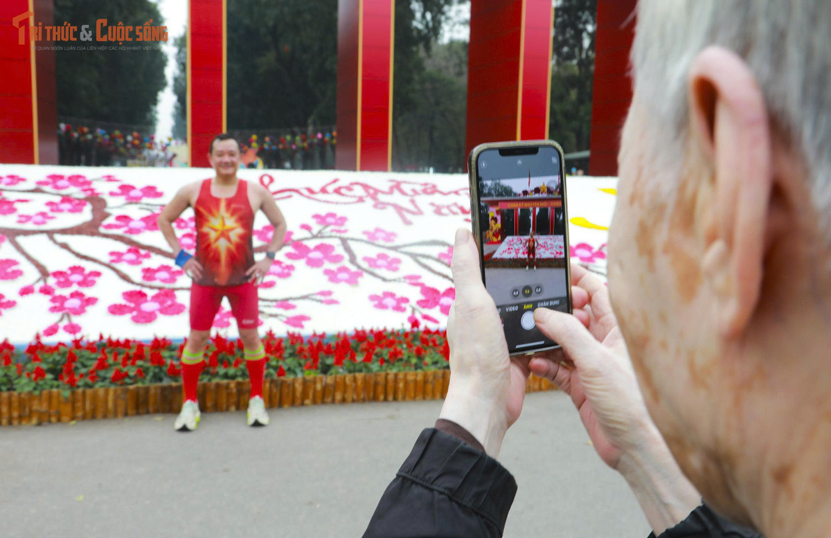 Một runner check-in trước công viên Thống Nhất.