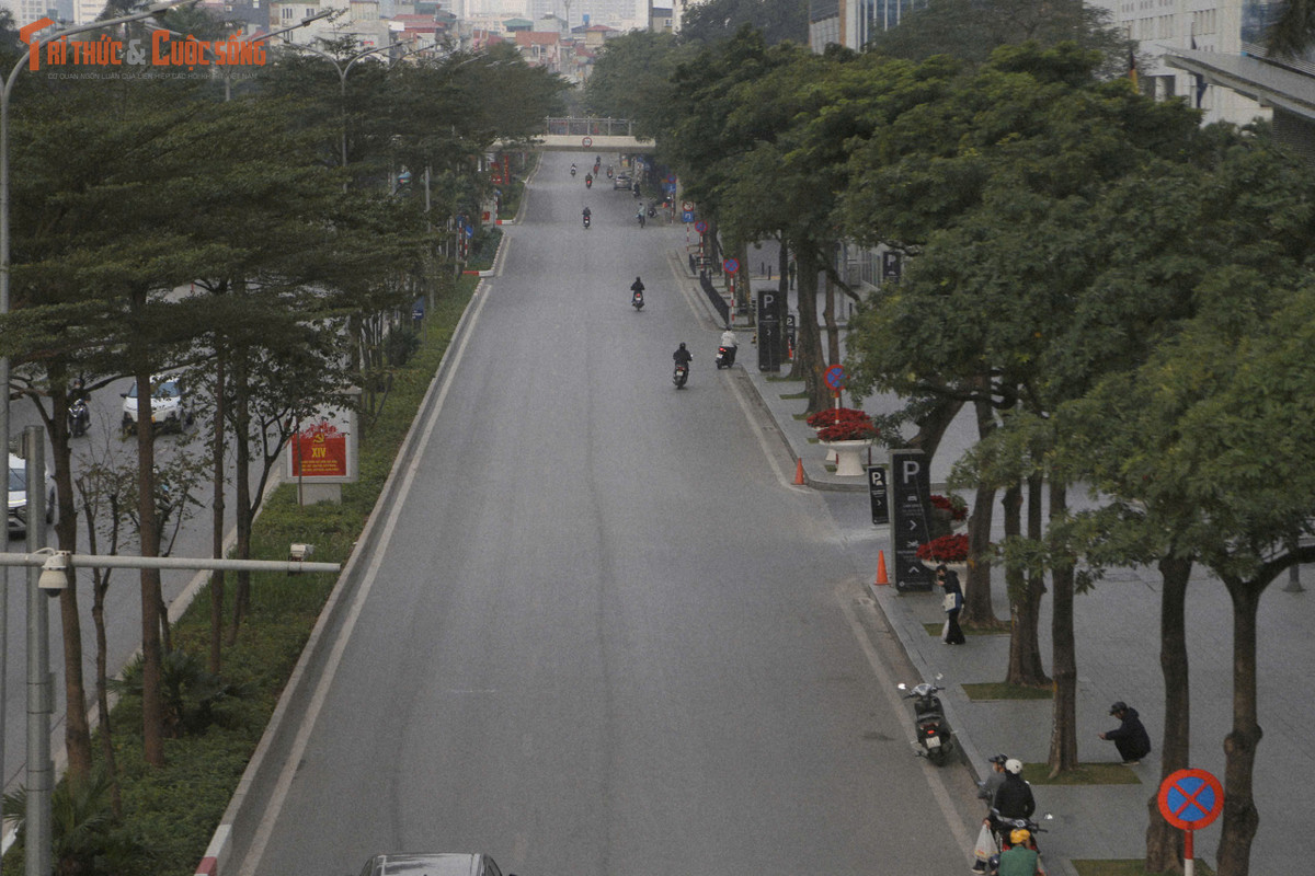 Không còn cảnh đông đúc chen chúc như ngày thường, nhiều tuyến phố ở Hà Nội sáng mùng 1 Tết trở thành nơi để người dân cảm nhận rõ ràng hơn nhịp thở chậm rãi của thành phố. Khoảnh khắc vắng lặng hiếm hoi ấy của Hà Nội cũng thu hút sự chú ý đặc biệt của du khách.
