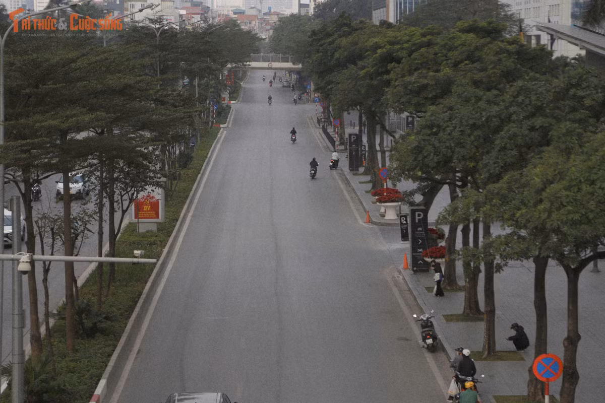 Không còn cảnh đông đúc chen chúc như ngày thường, nhiều tuyến phố ở Hà Nội sáng mùng 1 Tết trở thành nơi để người dân cảm nhận rõ ràng hơn nhịp thở chậm rãi của thành phố. Khoảnh khắc vắng lặng hiếm hoi ấy của Hà Nội cũng thu hút sự chú ý đặc biệt của du khách.